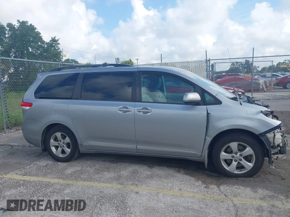 2014 Toyota Sienna LE AAS z VIN 5TDKK3DC8ES448581, wystawiony jako IAAI lot #39942249 z przebiegiem 158 131 mil mil oraz . Historia ofert i sprzedaży dostępna na DreamBid. Obrazek 13.