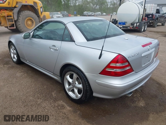 2002 Mercedes-Benz SLK 320 z VIN WDBKK65F82F254735, wystawiony jako IAAI lot #42135544 z przebiegiem 110 886 mil mil oraz . Historia ofert i sprzedaży dostępna na DreamBid. Obrazek 3.