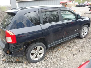 2011 Jeep Compass Latitude with VIN 1J4NT1FB8BD194438, listed as a IAAI auction lot 42130688 with 186,257 mi miles. Bid and sale history available at carsss.com. Image 4.
