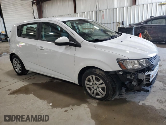 2020 Chevrolet Sonic LT z VIN 1G1JG6SB2L4117800, wystawiony jako Copart lot #55223025 z przebiegiem 79 777 mil mil oraz Szkody całkowita. Historia ofert i sprzedaży dostępna na DreamBid. Obrazek 4.
