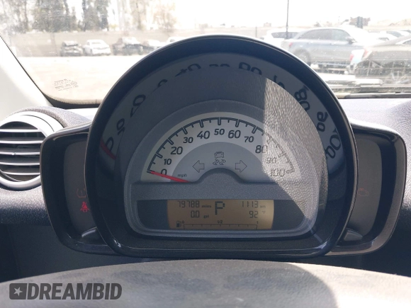 2014 Smart fortwo Pure z VIN WMEEJ3BAXEK744079, wystawiony jako IAAI lot #42421069 z przebiegiem 79 788 mil mil oraz . Historia ofert i sprzedaży dostępna na DreamBid. Obrazek 7.