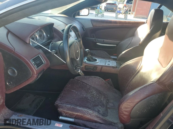 2006 Aston Martin DB9 z VIN SCFAB02A96GB04608, wystawiony jako Copart lot #76550654 z przebiegiem Nie podano mil oraz Nie do naprawy. Historia ofert i sprzedaży dostępna na DreamBid. Obrazek 7.