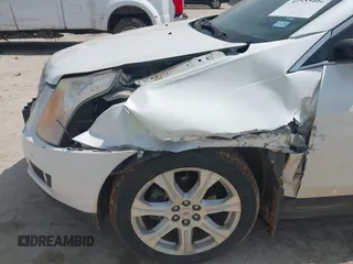 2013 Cadillac SRX Performance Collection z VIN 3GYFNDE30DS648288, wystawiony jako IAAI lot #41955462 z przebiegiem 135 956 mil mil oraz . Historia ofert i sprzedaży dostępna na DreamBid. Obrazek 6.