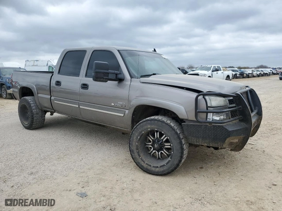 2006 Chevrolet Silverado 2500HD LT2 with VIN 1GCHK23D86F197884, listed as a Copart auction lot 44274085 with 272,875 mi miles and Salvage Title. Bid and sale history available at carsss.com. Image 4.
