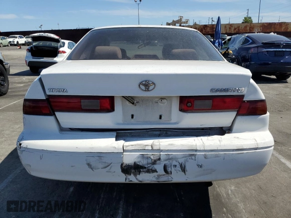 1997 Toyota Camry LE z VIN JT2BG22K9V0002215, wystawiony jako Copart lot #56932955 z przebiegiem 265 776 mil mil oraz Szkoda całkowita • Salvage title. Historia ofert i sprzedaży dostępna na DreamBid. Obrazek 6.