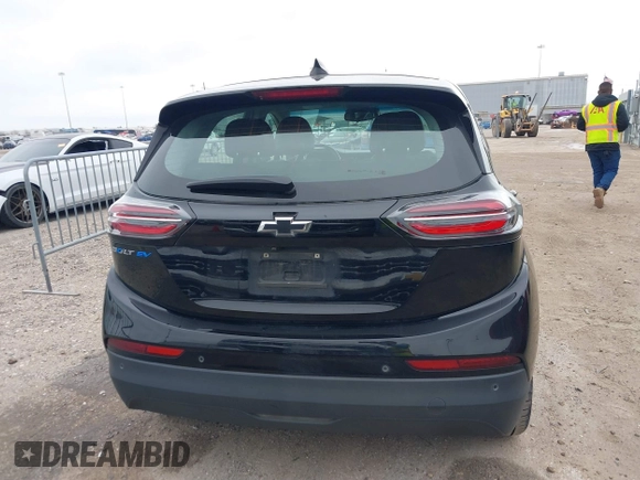 2023 Chevrolet Bolt EV 2LT z VIN 1G1FX6S02P4143467, wystawiony jako IAAI lot #41607322 z przebiegiem 95 398 mil mil oraz . Historia ofert i sprzedaży dostępna na DreamBid. Obrazek 16.