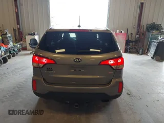 2015 Kia Sorento LX with VIN 5XYKTCA68FG640609, listed as a IAAI auction lot 41902622 with 140,514 mi miles. Bid and sale history available at carsss.com. Image 16.
