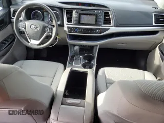 2017 Toyota Highlander LE with VIN 5TDBZRFH0HS396813, listed as a Copart auction lot 60111765 with 101,782 mi miles and Salvage title. Bid and sale history available at DreamBid. Image 8.