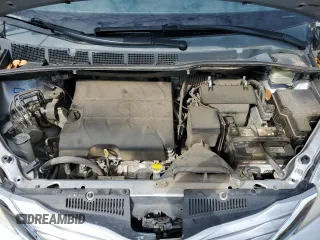 2015 Toyota Sienna LE AAS z VIN 5TDKK3DC1FS678805, wystawiony jako Copart lot #56421605 z przebiegiem 80 435 mil mil oraz Szkoda całkowita • Salvage title. Historia ofert i sprzedaży dostępna na DreamBid. Obrazek 12.