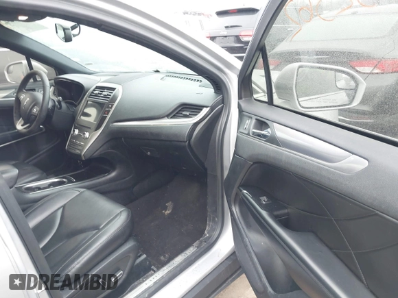 2019 Lincoln MKC Standard with VIN 5LMCJ1D91KUL27746, listed as a IAAI auction lot 41552362 with 94,659 mi miles. Bid and sale history available at carsss.com. Image 5.