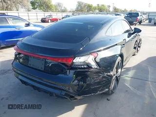 2024 Audi e-tron GT Prestige z VIN WAUEJBFW6R7002606, wystawiony jako IAAI lot #41797047 z przebiegiem 6 184 mil mil oraz . Historia ofert i sprzedaży dostępna na DreamBid. Obrazek 4.