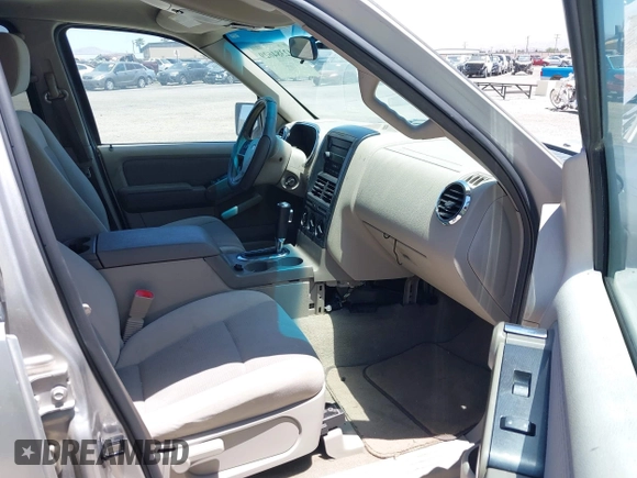 2006 Ford Explorer XLT z VIN 1FMEU63E26UA69774, wystawiony jako IAAI lot #42384629 z przebiegiem 183 795 mil mil oraz . Historia ofert i sprzedaży dostępna na DreamBid. Obrazek 5.