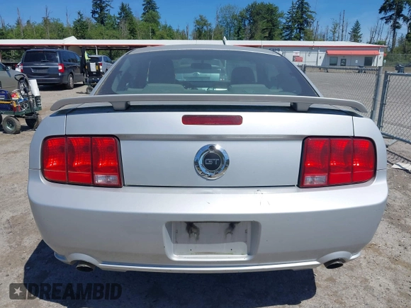 2006 Ford Mustang GT Deluxe z VIN 1ZVHT82H065175045, wystawiony jako IAAI lot #42446022 z przebiegiem 144 165 mil mil oraz . Historia ofert i sprzedaży dostępna na DreamBid. Obrazek 16.