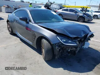 2023 Toyota 86 z VIN JF1ZNBC11P8766474, wystawiony jako IAAI lot #42215516 z przebiegiem 5 708 mil mil oraz . Historia ofert i sprzedaży dostępna na DreamBid. Obrazek 1.