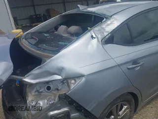 2017 Hyundai Elantra SE z VIN 5NPD84LF7HH119468, wystawiony jako IAAI lot #42060414 z przebiegiem 122 434 mil mil oraz . Historia ofert i sprzedaży dostępna na DreamBid. Obrazek 17.