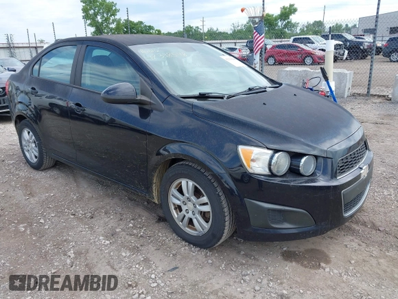 2012 Chevrolet Sonic LS z VIN 1G1JA5SH8C4218047, wystawiony jako IAAI lot #42338548 z przebiegiem 97 348 mil mil oraz . Historia ofert i sprzedaży dostępna na DreamBid. Obrazek 1.