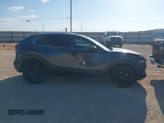 2025 Mazda CX-30 S Carbon Edition z VIN 3MVDMBCMXSM790941, wystawiony jako IAAI lot #42514372 z przebiegiem 17 235 mil mil oraz . Historia ofert i sprzedaży dostępna na DreamBid. Obrazek 13.