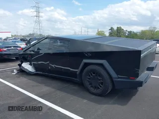 2024 Tesla Cybertruck z VIN 7G2CEHED8RA019428, wystawiony jako IAAI lot #41918480 z przebiegiem 22 762 mil mil oraz . Historia ofert i sprzedaży dostępna na DreamBid. Obrazek 14.