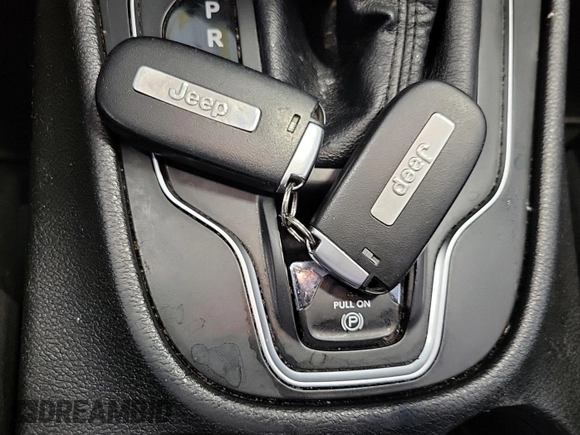 2021 Jeep Cherokee Latitude Plus z VIN 1C4PJLLB5MD223983, wystawiony jako IAAI lot #42741294 z przebiegiem 49 704 mil mil oraz . Historia ofert i sprzedaży dostępna na DreamBid. Obrazek 23.