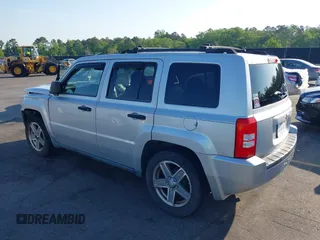 2008 Jeep Patriot Sport with VIN 1J8FT28W08D589442, listed as a IAAI auction lot 42063006 with 265,904 mi miles. Bid and sale history available at carsss.com. Image 3.