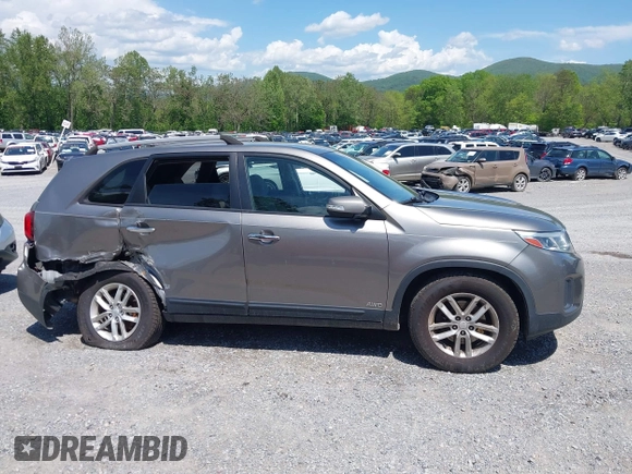 2015 Kia Sorento LX z VIN 5XYKTCA67FG654369, wystawiony jako IAAI lot #42172966 z przebiegiem 170 958 mil mil oraz . Historia ofert i sprzedaży dostępna na DreamBid. Obrazek 14.