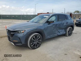 2023 Mazda CX-50 Premium z VIN 7MMVABDY6PN108537, wystawiony jako Copart lot #50362155 z przebiegiem 26 231 mil mil oraz Szkoda całkowita • Salvage title. Historia ofert i sprzedaży dostępna na DreamBid. Obrazek 1.
