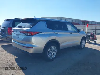2024 Mitsubishi Outlander ES z VIN JA4J3UA8XRZ015082, wystawiony jako IAAI lot #42244407 z przebiegiem 18 885 mil mil oraz . Historia ofert i sprzedaży dostępna na DreamBid. Obrazek 4.