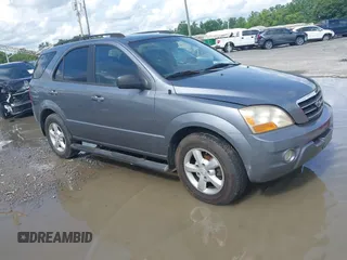 2008 Kia Sorento LX z VIN KNDJC735385819725, wystawiony jako IAAI lot #42487480 z przebiegiem 107 284 mil mil oraz . Historia ofert i sprzedaży dostępna na DreamBid. Obrazek 1.