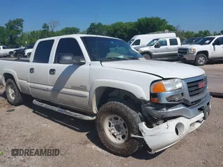 2005 GMC Sierra 2500HD z VIN 1GTHC23245F851399, wystawiony jako IAAI lot #42084457 z przebiegiem 287 437 mil mil oraz . Historia ofert i sprzedaży dostępna na DreamBid. Obrazek 1.