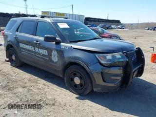 2016 Ford Utility Police Interceptor with VIN 1FM5K8AR2GGA62704, listed as a IAAI auction lot 42005557 with 123,661 mi miles. Bid and sale history available at carsss.com. Image 1.