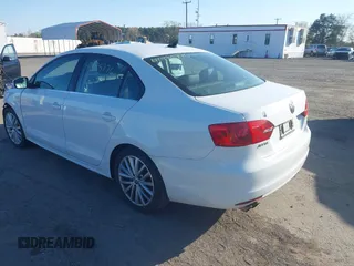 2014 Volkswagen Jetta SEL z VIN 3VWL17AJ8EM336569, wystawiony jako IAAI lot #41975776 z przebiegiem 134 967 mil mil oraz . Historia ofert i sprzedaży dostępna na DreamBid. Obrazek 3.