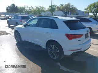 2022 Audi Q3 S line Premium z VIN WA1DECF37N1092225, wystawiony jako IAAI lot #41786815 z przebiegiem 41 973 mil mil oraz . Historia ofert i sprzedaży dostępna na DreamBid. Obrazek 3.