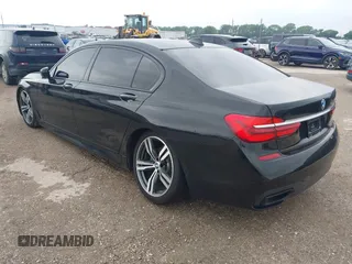 2017 BMW 7 Series 740i z VIN WBA7E2C36HG741092, wystawiony jako IAAI lot #42029625 z przebiegiem 60 389 mil mil oraz . Historia ofert i sprzedaży dostępna na DreamBid. Obrazek 3.