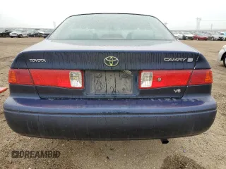2000 Toyota Camry LE z VIN 4T1BF22KXYU953641, wystawiony jako Copart lot #48018145 z przebiegiem 118 587 mil mil oraz Czysty tytuł • Clean title. Historia ofert i sprzedaży dostępna na DreamBid. Obrazek 6.