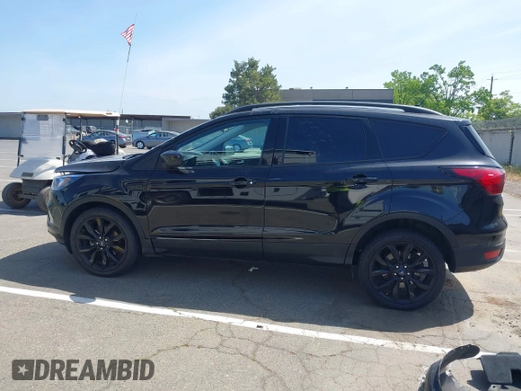 2019 Ford Escape SE with VIN 1FMCU0GD4KUB29621, listed as a IAAI auction lot 42062095 with 137,807 mi miles. Bid and sale history available at carsss.com. Image 15.