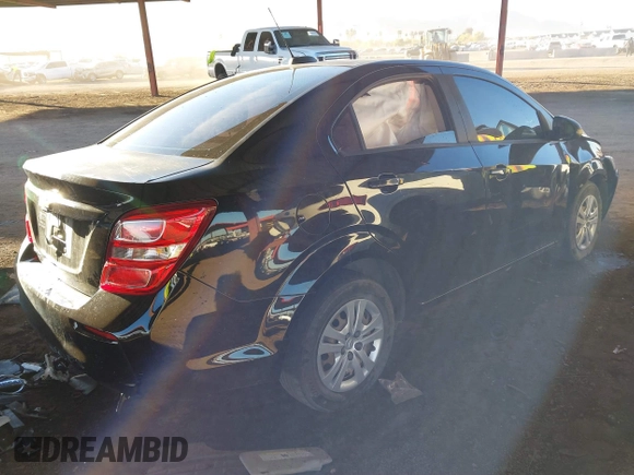 2017 Chevrolet Sonic LS z VIN 1G1JB5SG9H4172563, wystawiony jako IAAI lot #41398834 z przebiegiem Nie podano mil oraz . Historia ofert i sprzedaży dostępna na DreamBid. Obrazek 4.