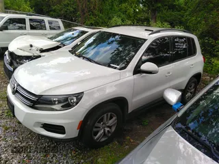 2016 Volkswagen Tiguan R-Line with VIN WVGBV7AX1GW003636, listed as a IAAI auction lot 42182478 with 137,437 mi miles and . Bid and sale history available at DreamBid. Image 2.