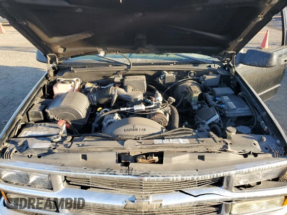 1998 Chevrolet Tahoe z VIN 3GNEK18R6WG102052, wystawiony jako Copart lot #77485244 z przebiegiem 187 542 mil mil oraz Szkoda całkowita • Salvage title. Historia ofert i sprzedaży dostępna na DreamBid. Obrazek 12.