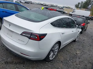 2018 Tesla Model 3 Long Range Battery z VIN 5YJ3E1EB8JF135728, wystawiony jako IAAI lot #41863870 z przebiegiem 124 053 mil mil oraz . Historia ofert i sprzedaży dostępna na DreamBid. Obrazek 4.
