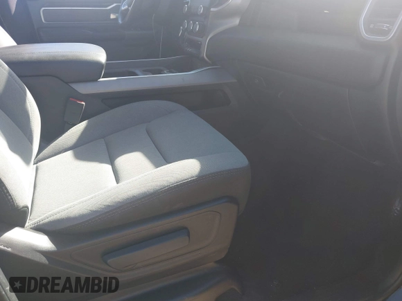 2020 Ram 1500 Big Horn z VIN 1C6SRFFT7LN137051, wystawiony jako IAAI lot #41839681 z przebiegiem 45 385 mil mil oraz . Historia ofert i sprzedaży dostępna na DreamBid. Obrazek 5.