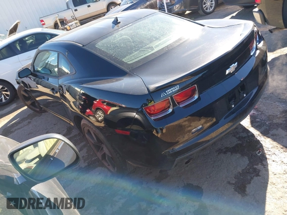 2011 Chevrolet Camaro 1LT z VIN 2G1FB1ED0B9195699, wystawiony jako IAAI lot #40918417 z przebiegiem 105 843 mil mil oraz . Historia ofert i sprzedaży dostępna na DreamBid. Obrazek 3.