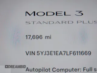 2020 Tesla Model 3 Standard Range Plus z VIN 5YJ3E1EA7LF611669, wystawiony jako IAAI lot #42179974 z przebiegiem 17 696 mil mil oraz . Historia ofert i sprzedaży dostępna na DreamBid. Obrazek 16.