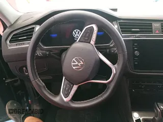 2024 Volkswagen Tiguan SE z VIN 3VV3B7AX4RM076330, wystawiony jako IAAI lot #42752482 z przebiegiem 25 282 mil mil oraz . Historia ofert i sprzedaży dostępna na DreamBid. Obrazek 9.