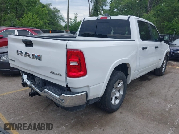 2025 Ram 1500 Big Horn z VIN 1C6SRFFP4SN562194, wystawiony jako IAAI lot #42213184 z przebiegiem 25 704 mil mil oraz . Historia ofert i sprzedaży dostępna na DreamBid. Obrazek 4.