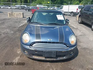 2010 MINI Hardtop z VIN WMWMF3C50ATU77369, wystawiony jako IAAI lot #42796389 z przebiegiem 173 322 mil mil oraz . Historia ofert i sprzedaży dostępna na DreamBid. Obrazek 6.