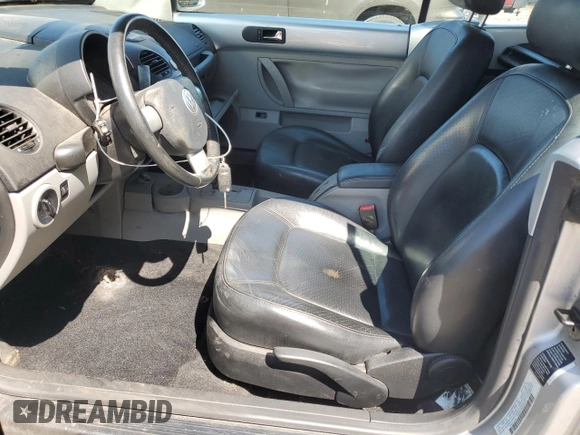 2003 Volkswagen Beetle GLS z VIN 3VWCK21Y63M320378, wystawiony jako Copart lot #59422595 z przebiegiem 85 172 mil mil oraz Czysty tytuł • Clean title. Historia ofert i sprzedaży dostępna na DreamBid. Obrazek 7.