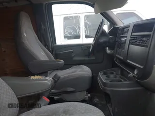 2007 Chevrolet Express Cargo Van with VIN 1GCGG25V571234701, listed as a IAAI auction lot 41684130 with 999,999 mi miles. Bid and sale history available at carsss.com. Image 5.