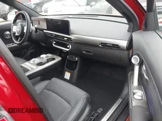 2023 Genesis GV60 Advanced z VIN KMUKCDTC9PU017098, wystawiony jako IAAI lot #41787572 z przebiegiem 1 685 mil mil oraz . Historia ofert i sprzedaży dostępna na DreamBid. Obrazek 5.