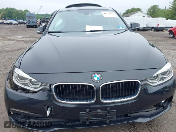 2018 BMW 3 Series 320i xDrive z VIN WBA8E5G59JNU46619, wystawiony jako IAAI lot #42279952 z przebiegiem 44 929 mil mil oraz . Historia ofert i sprzedaży dostępna na DreamBid. Obrazek 12.