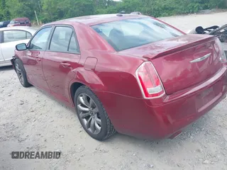 2014 Chrysler 300 S z VIN 2C3CCABG1EH355190, wystawiony jako IAAI lot #42134787 z przebiegiem 107 959 mil mil oraz . Historia ofert i sprzedaży dostępna na DreamBid. Obrazek 3.